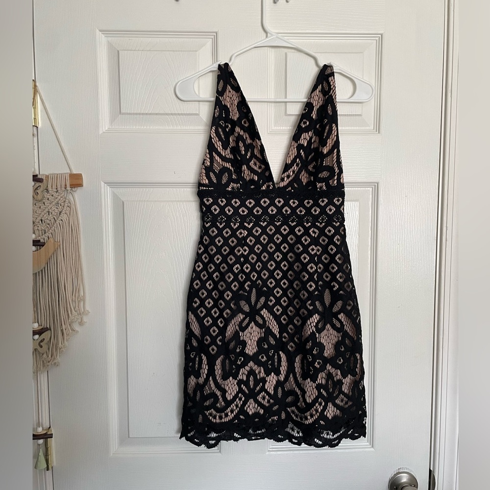 ILLA ILLA Women’s Size S Black Lace V-Neck Sleeveless Mini Dress w Nude Lining